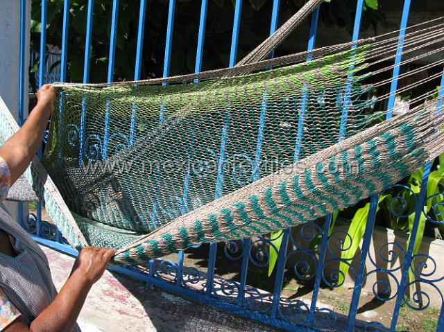 tecuiziapan_nahuatl09.JPG - I can imagine that this weave comes from fishing nets originally.